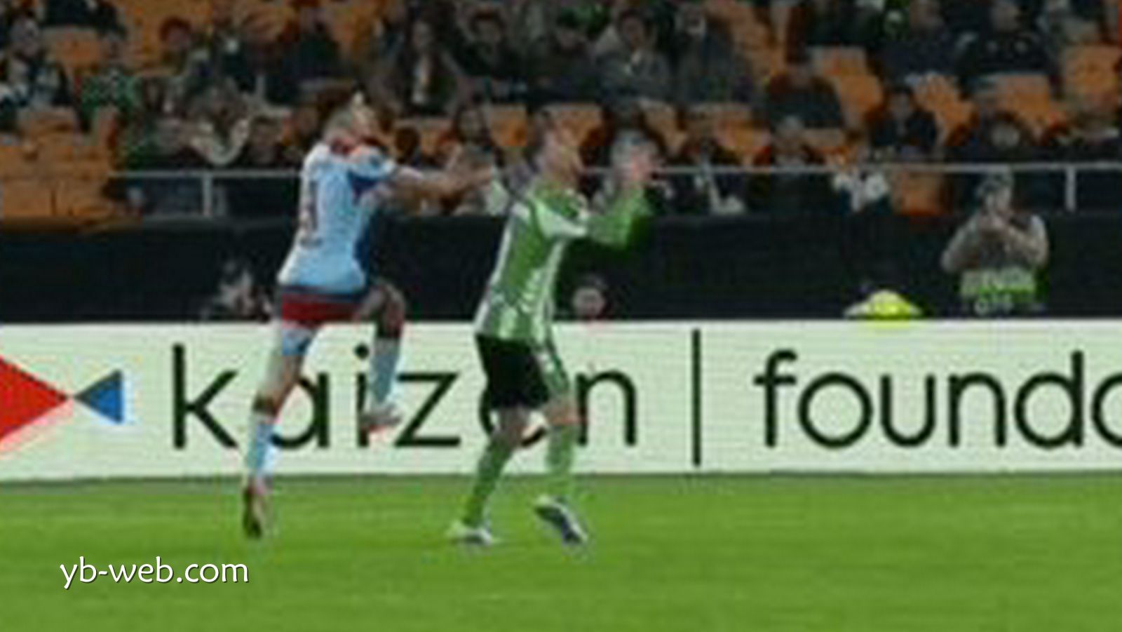 亚博体育行业洞察：赔了儿子又折兵 范佩西目睹儿子重伤被担架抬下场